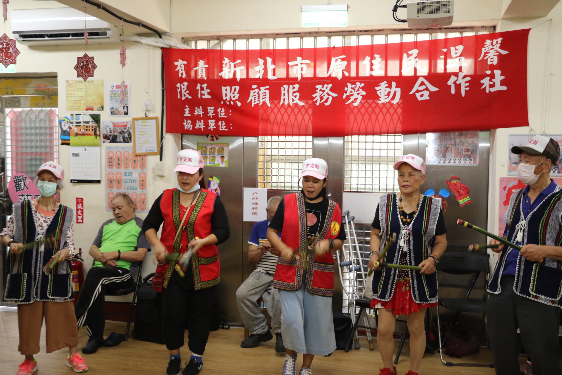 烏來忠治部落長輩在原民文健站也是社區陪伴站內唱歌跳舞  延緩失智失能